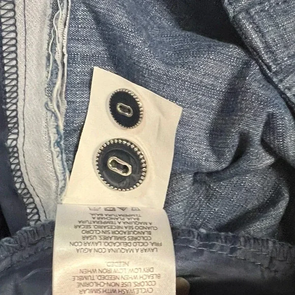 Isaac Mizrahi Lightweight Chambray Shorts - Picture 4 of 5